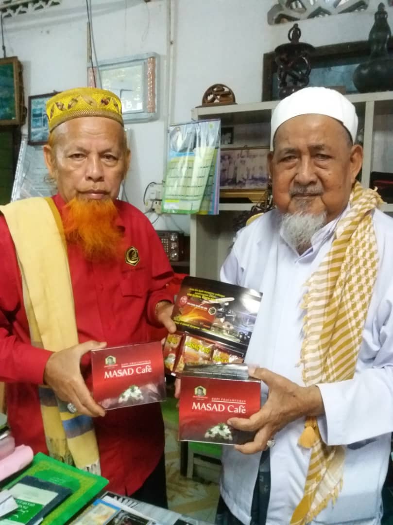 Ulama' memegang produk MASAD Cafe