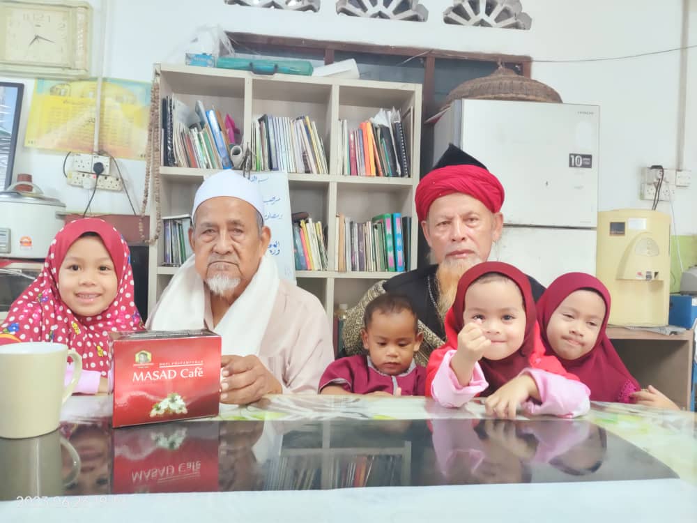 Keluarga bersama MASAD Cafe