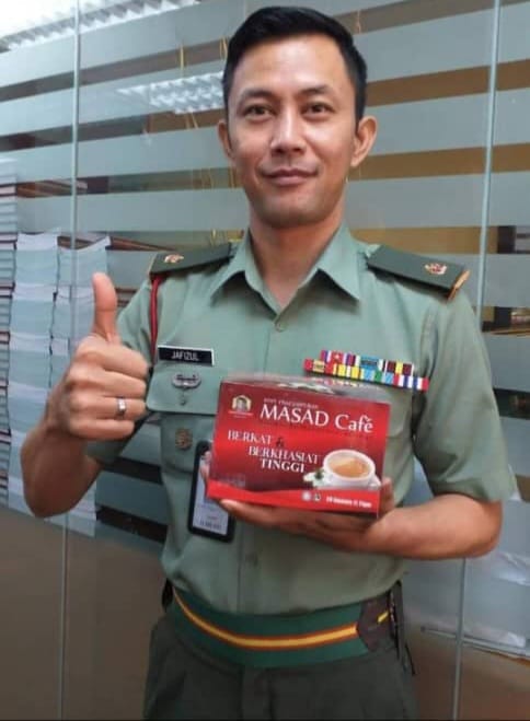 Anggota berseragam menunjukkan kotak MASAD Cafe dengan bangga