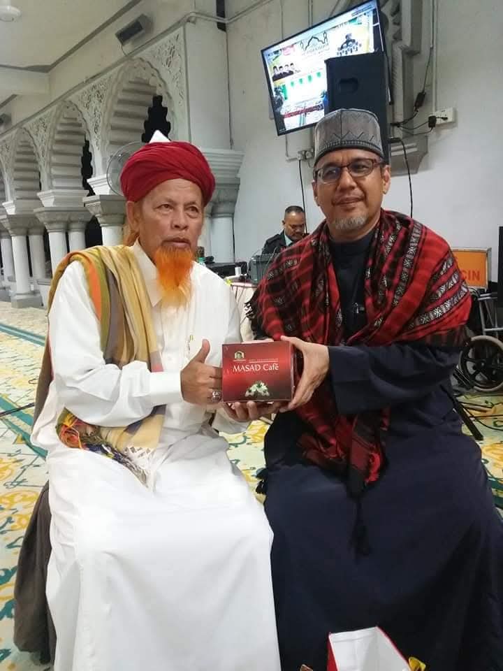 Tokoh agama menerima MASAD Cafe sebagai cenderahati