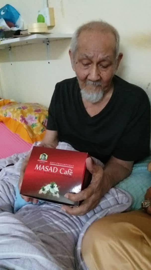 Warga emas berehat dengan MASAD Cafe