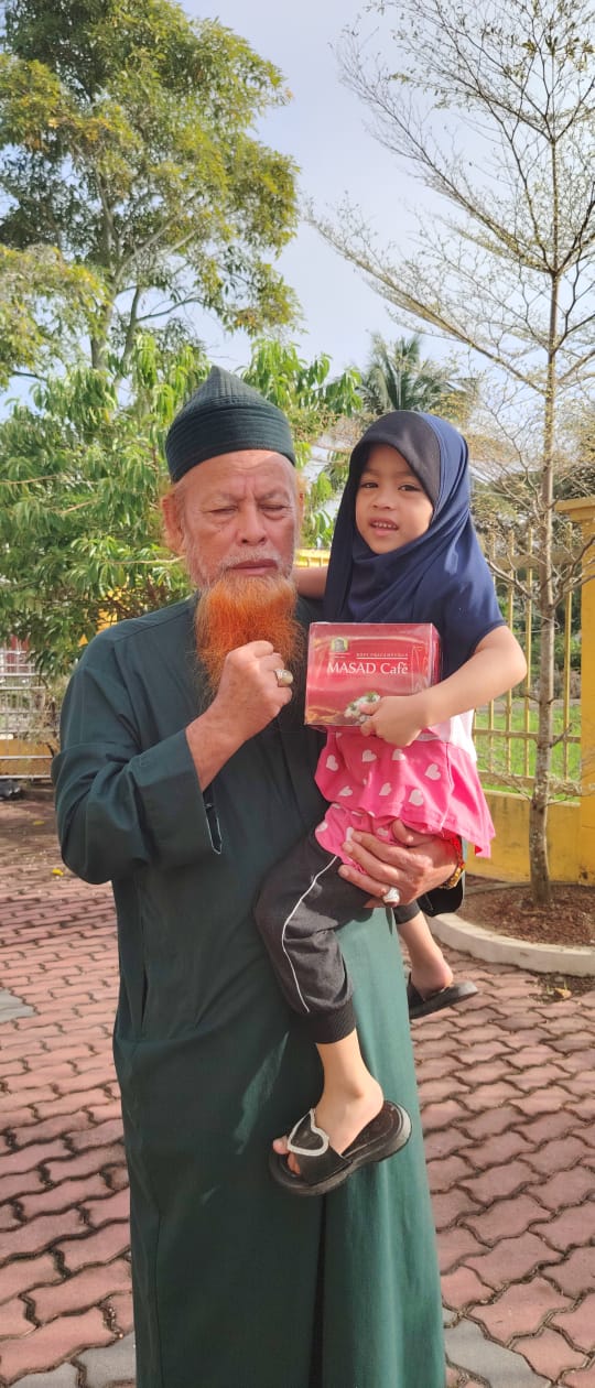 Datuk dan cucu memegang MASAD Cafe