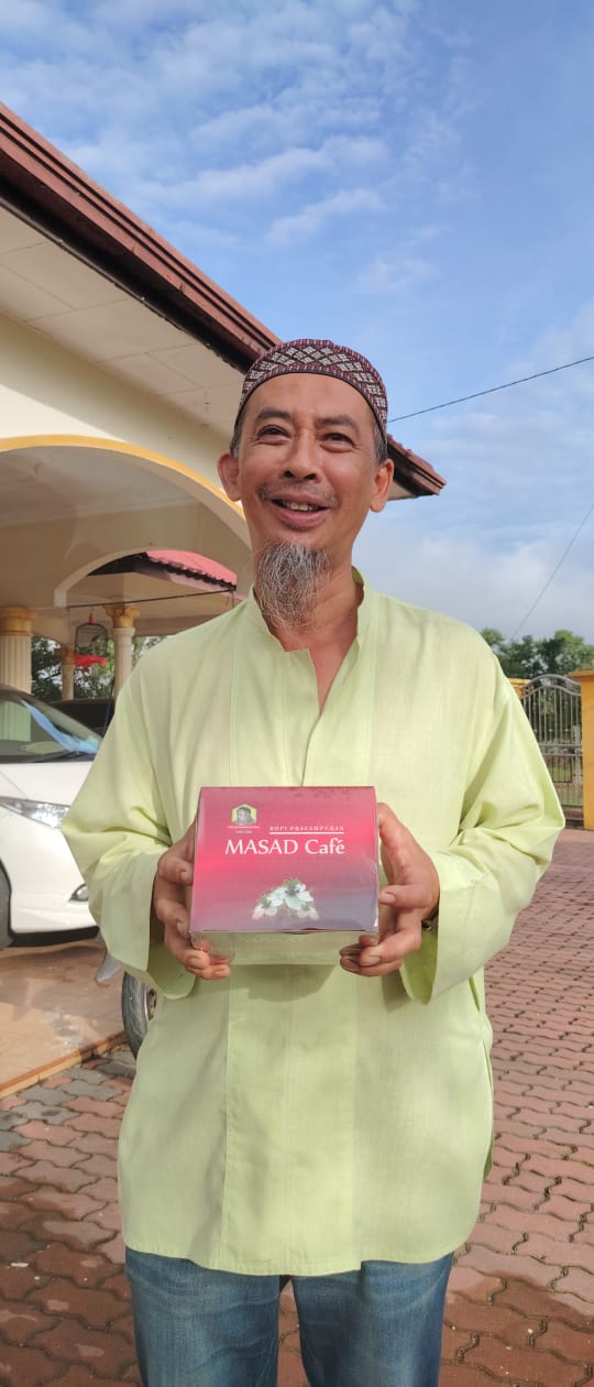 Pelanggan dengan kotak MASAD Cafe di hadapan rumah